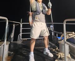 출항부터 대박! 돌고래들과 함께 시작한 한치낚시