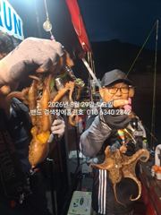 8월29일 군산 홈런호 야간문어 출조 하였습니다! 변함없이 문어들 잘올라와 줍니다. 실시간 구경들 하시고 미루지 말고 군산 홈런호 문어 뜯으러 오시죠!그럼 끝날때까지 열심히 흔들고 뜯어 보겠습니다.