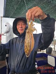 대형 갑돌이 사냥중입니다.내일부터 왕사미 쭈꾸미 데불로 가입시다!!